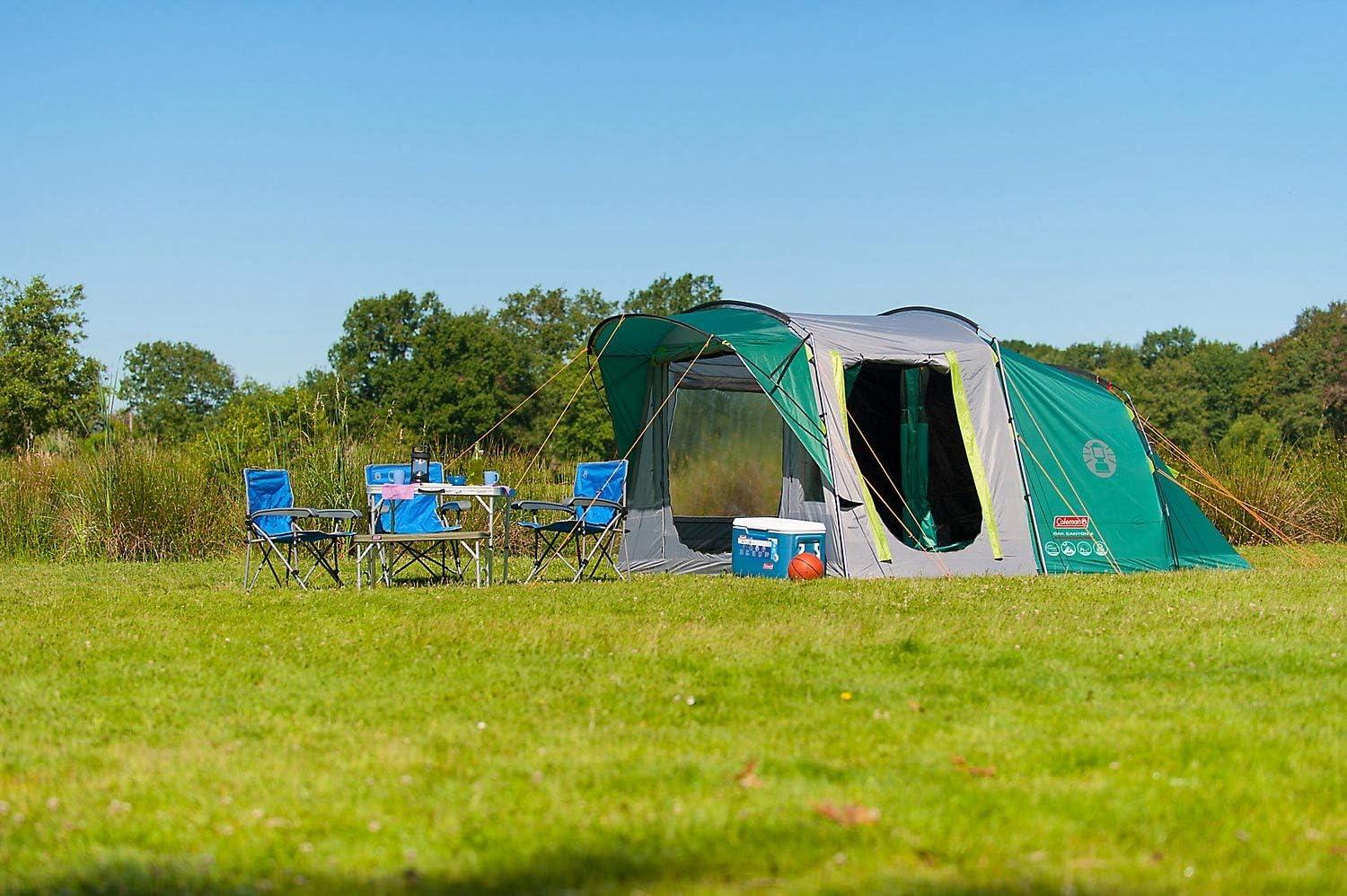Wohnbereich Des Coleman Zelts Mit Campingausrüstung Und Stühlen