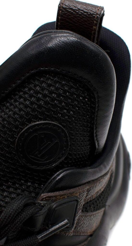 💎 Louis Vuitton Archlight Sneaker Secondhand Schwarz – Luxus, der begeistert! 7 Archlight Sneaker auf weißem Hintergrund – Gesamtansicht von oben