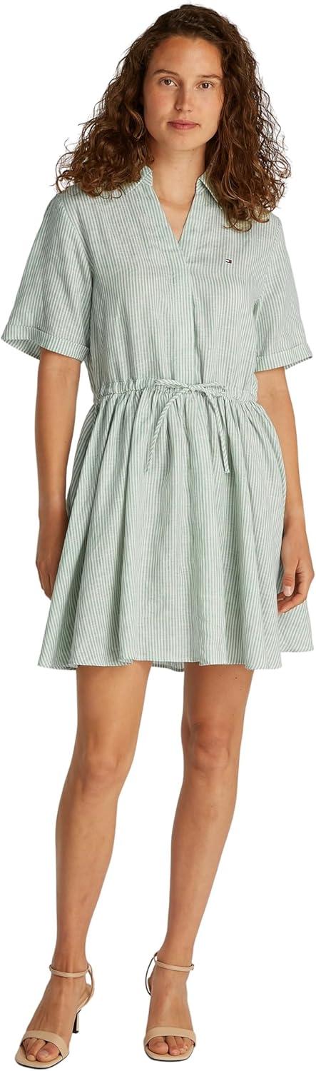 Frau Trägt Tommy Hilfiger Kurzkleid Im Sommerlook Bei Stadtbummel