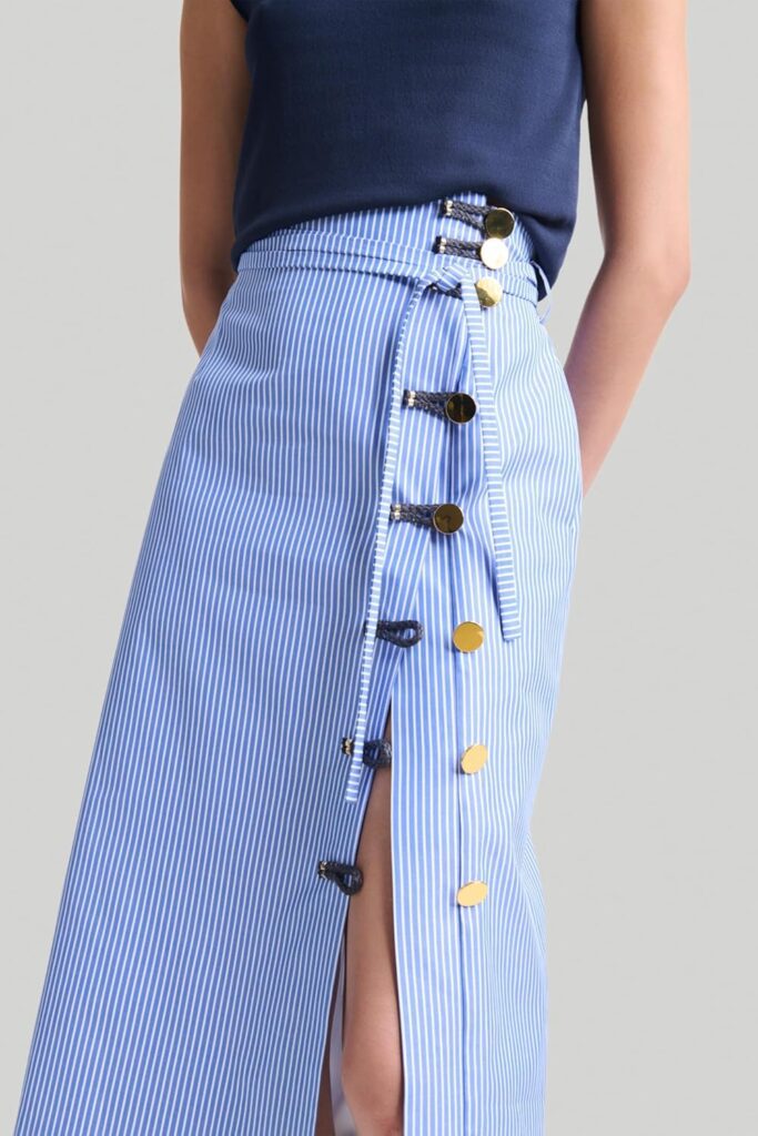 💙 Altuzarra Hiroki Skirt – Zeitlose Eleganz für moderne Frauen 4 Altuzarra Hiroki Skirt – Detailansicht Der Metallknöpfe