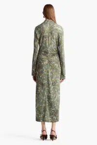 Eleganz Und Komfort: Das Bezaubernde Claudia Kleid Von Altuzarra-In Der Welt Der Mode Gibt Es Kleidungsstücke, Die Nicht Nur Durch Ihr Design Bestechen, Sondern Auch Durch Ihren Komfort. Eines Dieser Zauberhaften Stücke Ist Das Claudia Kleid Von Altuzarra. Dieses Kleid Vereint Eleganz Und Gemütlichkeit Auf Harmonische Weise Und Lässt Die Herzen Modebewusster Frauen Höherschlagen. In Diesem Artikel Werfen Wir Einen Genaueren Blick Auf Die Einzigartigen Merkmale Dieses Kleides Und Erkunden, Warum Es Ein Absolutes Must-Have Für Jede Stilbewusste Garderobe Ist.

Eleganz Trifft Gemütlichkeit: Das Claudia Kleid Verzaubert

Das Claudia Kleid Ist Ein Wahres Meisterwerk Der Designer-Kunst. Mit Seinen Fließenden Linien Und Dem Hochwertigen Material Strahlt Es Eine Zeitlose Eleganz Aus, Die In Jeder Situation Überzeugt. Ob Im Büro, Bei Einem Abendessen Oder Auf Einer Festlichen Veranstaltung – Dieses Kleid Lässt Sich Mühelos An Jeden Anlass Anpassen. Die Sanften Farben Und Feinen Details Verleihen Dem Kleid Eine Feminine Note, Die Das Selbstbewusstsein Jeder Trägerin Stärkt.

Doch Eleganz Allein Ist Nicht Alles! Das Claudia Kleid Ist Auch Für Seinen Unvergleichlichen Komfort Bekannt. Die Lockere Passform Und Die Atmungsaktiven Stoffe Sorgen Dafür, Dass Sich Jede Frau In Ihrem Kleid Wohlfühlt – Ganz Gleich, Wie Lange Der Tag Dauert. Kein Zwickendes Material Oder Enge Nähte, Sondern Ein Gefühl Von Freiheit Und Leichtigkeit, Das Den Ganzen Tag Anhält. So Wird Das Claudia Kleid Schnell Zum Lieblingsstück Im Kleiderschrank.

Darüber Hinaus Setzt Altuzarra Auf Nachhaltigkeit Und Ethische Produktionsstandards. Das Claudia Kleid Ist Nicht Nur Schön Und Bequem, Sondern Auch Verantwortungsbewusst Hergestellt. Mit Jedem Kauf Unterstützt Man Ein Label, Das Wert Auf Qualität Und Umweltschutz Legt. So Können Modebewusste Frauen Nicht Nur Gut Aussehen, Sondern Sich Auch Gut Fühlen, Wenn Sie Dieses Bezaubernde Kleid Tragen.

Stilvoll Und Bequem: Entdecke Das Must-Have Von Altuzarra!

Wenn Du Auf Der Suche Nach Einem Kleid Bist, Das Sowohl Stilvoll Als Auch Bequem Ist, Dann Ist Das Claudia Kleid Von Altuzarra Genau Das Richtige Für Dich! Es Bietet Die Perfekte Balance Zwischen Chic Und Lässigkeit, Sodass Du Dich Jederzeit Und Überall Gut Gekleidet Fühlst. Die Raffinierte Silhouette Schmeichelt Jeder Figur Und Lässt Sich Vielseitig Kombinieren. Egal, Ob Du Es Mit Schlichten Sneakers Oder Eleganten High Heels Trägst, Das Kleid Passt Sich Deinem Persönlichen Stil An.

Ein Weiteres Highlight Des Claudia Kleides Ist Die Liebe Zum Detail. Altuzarra Hat Es Sich Zur Aufgabe Gemacht, Jedes Stück Einzigartig Zu Gestalten, Und Das Merkt Man. Besondere Akzente Wie Kunstvolle Stickereien Oder Raffinierte Schnitte Verleihen Dem Kleid Einen Besonderen Charme. Diese Details Machen Das Kleid Zu Einem Echten Blickfang, Der Alle Blicke Auf Sich Zieht Und Komplimente Geradezu Herausfordert.

Die Pflege Des Kleides Ist Ebenso Unkompliziert Wie Sein Tragekomfort. Mit Der Richtigen Handwäsche Und Gelegentlichem Bügeln Bleibt Das Claudia Kleid Immer In Topform Und Bereit Für Neue Abenteuer. Dies Macht Es Zum Idealen Begleiter Für Jede Saison Und Jeden Anlass. Wenn Du Eleganz Und Komfort In Einem Kleid Suchst, Ist Das Claudia Kleid Von Altuzarra Definitiv Ein Must-Have, Das Du Dir Nicht Entgehen Lassen Solltest.

Zusammenfassend Lässt Sich Sagen, Dass Das Claudia Kleid Von Altuzarra Nicht Nur Ein Modisches Highlight, Sondern Auch Eine Wohlfühloase Ist. Es Vereint Eleganz Und Komfort Auf Eine Artvolle Weise Und Ist Damit Der Perfekte Begleiter Für Alle Lebenslagen. Wenn Du Auf Der Suche Nach Einem Kleid Bist, Das Dich Sowohl Stilvoll Als Auch Bequem Durch Den Alltag Bringt, Dann Solltest Du Das Bezaubernde Claudia Kleid Auf Jeden Fall In Betracht Ziehen. Gönn Dir Die Eleganz, Die Du Verdienst, Und Erlebe Den Zauberhaften Komfort – Mit Altuzarra An Deiner Seite!