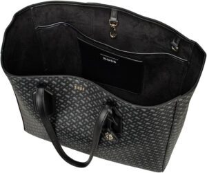 Eleganz Trifft Alltag: Der Boss Liriel Shopper In Schwarz-In Der Heutigen Welt, In Der Stil Und Funktionalität Hand In Hand Gehen, Ist Der Boss Liriel Shopper In Schwarz Die Perfekte Lösung Für Modebewusste Frauen, Die Eleganz Und Alltagstauglichkeit Miteinander Verbinden Möchten. Dieses Exquisite Accessoire Ist Nicht Nur Ein Hingucker, Sondern Auch Ein Praktischer Begleiter, Der Sie Durch Den Tag Trägt – Von Der Arbeit Bis Zum Abendessen. Lassen Sie Uns Einen Blick Auf Die Wunderbaren Eigenschaften Dieses Shopper Werfen, Der Ihr Leben Bereichern Wird.

Stilvoll Durch Den Alltag: Der Boss Liriel Shopper In Schwarz

Der Boss Liriel Shopper In Schwarz Ist Mehr Als Nur Eine Tasche – Er Ist Ein Statement. Mit Seinem Zeitlosen Design Und Der Hochwertigen Verarbeitung Zieht Er Alle Blicke Auf Sich. Die Klaren Linien Und Das Schlichte, Elegante Erscheinungsbild Machen Ihn Zur Idealen Wahl Für Jeden Anlass. Egal, Ob Sie Im Büro Sind Oder Ein Treffen Mit Freunden Haben, Der Shopper Fügt Sich Nahtlos In Ihr Outfit Ein Und Verleiht Ihnen Einen Hauch Von Raffinesse.

Ein Weiterer Großer Vorteil Des Liriel Shoppers Ist Seine Funktionalität. Mit Großzügigem Stauraum Bietet Er Ausreichend Platz Für All Ihre Täglichen Essentials – Vom Laptop Über Bücher Bis Hin Zu Kosmetikartikeln. Die Praktische Innenaufteilung Sorgt Dafür, Dass Alles Seinen Platz Hat Und Leicht Zugänglich Ist. So Wird Der Alltag Nicht Nur Stilvoll, Sondern Auch Stressfrei.

Und Die Farbe Schwarz? Sie Ist Der Inbegriff Von Eleganz Und Vielseitigkeit. Schwarz Lässt Sich Mühelos Mit Jeder Farbpalette Und Jedem Stil Kombinieren. Ob Lässig Oder Chic, Der Boss Liriel Shopper Ergänzt Jeden Look Perfekt. So Haben Sie Die Freiheit, Ihrer Kreativität Ausdruck Zu Verleihen Und Dabei Stets Classy Zu Bleiben.

Elegante Begleiterin: So Strahlt Der Liriel Shopper!

Die Eleganz Des Boss Liriel Shoppers Zeigt Sich Nicht Nur In Seinem Design, Sondern Auch In Den Feinen Details. Die Sorgfältige Auswahl Der Materialien Und Die Edlen Akzente Machen Diese Tasche Zu Einem Echten Kunstwerk. Der Shopper Besticht Durch Seine Sanfte Haptik Und Die Glänzenden Metalldetails, Die Den Look Abrunden Und Ihm Einen Luxuriösen Touch Verleihen. Jedes Mal, Wenn Sie Ihn In Der Hand Halten, Fühlen Sie Sich Wie Die Königin Der Straße.

Ein Weiterer Aspekt, Der Den Liriel Shopper So Besonders Macht, Ist Seine Vielseitigkeit. Er Kann Sowohl Im Alltag Als Auch Zu Besonderen Anlässen Getragen Werden. Ob Bei Einem Geschäftlichen Meeting Oder Einem Romantischen Abendessen – Die Anziehungskraft Des Shoppers Bleibt Bestehen. Sie Werden Überrascht Sein, Wie Oft Sie Die Frage Hören: „Woher Hast Du Diese Tolle Tasche?“

Und Nicht Zu Vergessen: Der Liriel Shopper Ist Nicht Nur Schön, Sondern Auch Umweltbewusst. Boss Setzt Auf Nachhaltige Materialien Und Verantwortungsvolle Produktionsprozesse. Das Bedeutet, Dass Sie Nicht Nur Gut Aussehen, Sondern Sich Auch Gut Fühlen Können, Wenn Sie Diese Tasche Tragen. Eleganz Und Verantwortung Gehen Hier Hand In Hand!

Der Boss Liriel Shopper In Schwarz Ist Der Perfekte Begleiter Für All Jene, Die Stil Und Funktionalität Schätzen. Mit Seinem Eleganten Design Und Der Praktischen Handhabung Wird Er Schnell Zu Einem Unverzichtbaren Teil Ihres Alltags. Seine Vielseitigkeit Und Die Umweltbewusste Herstellung Machen Ihn Zusätzlich Zu Einem Tollen Fashion-Statement. Investieren Sie In Den Liriel Shopper Und Genießen Sie Die Komplimente, Die Ihnen Überall Begegnen Werden – Denn Eleganz Trifft Alltag In Perfekter Harmonie!