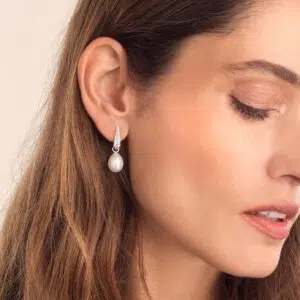 Glanzvolle Eleganz: Annoushkas Barocke Ohrringe Mit Perle-In Einer Welt Voller Schmuckstücke, Die Um Die Gunst Der Modebewussten Frauen Konkurrieren, Stechen Besonders Die Barocken Ohrringe Von Annoushka Hervor. Diese Einzigartigen Meisterwerke Vereinen Zeitlose Eleganz Mit Einem Hauch Von Verspieltheit. Insbesondere Ihre Perlen-Ohrringe Sind Ein Fest Für Die Augen Und Ein Muss Für Jede Schmuckliebhaberin. Lassen Sie Sich Von Der Funkelnden Pracht Und Dem Edlen Design Überzeugen!

Funkelnde Meisterwerke: Annoushkas Perlen-Ohrringe Im Barockstil

Die Barocken Ohrringe Von Annoushka Sind Mehr Als Nur Schmuckstücke; Sie Sind Wahre Kunstwerke, Die Die Essenz Des Barockstils In Sich Tragen. Mit Ihren Üppigen Formen Und Dem Opulenten Glanz Sind Sie Inspiriert Von Einer Epoche, Die Für Ihre Extravaganten Designs Und Die Liebe Zum Detail Bekannt Ist. Die Verwendung Von Hochwertigen Materialien, Insbesondere Die Zarten Perlen, Verleiht Jedem Paar Einen Luxuriösen Touch, Der Sowohl Nostalgie Als Auch Modernität Ausstrahlt.

Jeder Ohrring Erzählt Eine Geschichte, Die Tief In Der Tradition Verwurzelt Ist. Die Kombination Aus Perlen Und Edlen Metallen, Sei Es Gold Oder Silber, Schafft Einen Atemberaubenden Kontrast, Der Das Licht Auf Wunderschöne Weise Einfängt. Diese Schmuckstücke Sind Nicht Nur Für Besondere Anlässe Gedacht, Sondern Können Auch Im Alltag Getragen Werden. Sie Verleihen Jedem Outfit Eine Zusätzliche Note Von Raffinesse Und Charakter.

Was Diese Ohrringe Besonders Macht, Ist Die Liebe Zum Detail, Die In Jedem Stück Steckt. Annoushka Legt Großen Wert Auf Handwerkskunst, Und Das Spiegelt Sich In Der Exquisiten Verarbeitung Ihrer Designs Wider. Jedes Paar Wird Mit Größter Sorgfalt Gefertigt, Sodass Jede Trägerin Sich Besonders Und Einzigartig Fühlen Kann. Mit Annoushkas Barocken Perlen-Ohrringen Setzen Sie Nicht Nur Ein Modisches Statement – Sie Tragen Ein Stück Geschichte Bei Sich.

Eleganz Für Jeden Anlass: Glanzvolle Ohrringe Von Annoushka

Die Barocken Ohrringe Von Annoushka Sind Die Perfekte Wahl Für Jede Gelegenheit. Egal, Ob Sie Sich Für Eine Elegante Abendveranstaltung, Ein Romantisches Dinner Oder Sogar Für Den Alltag Stylen Möchten – Diese Schmuckstücke Verleihen Jedem Look Das Gewisse Etwas. Ihre Vielseitigkeit Macht Sie Zu Einem Unverzichtbaren Accessoire In Jeder Schmuckschatulle.

Ein Weiteres Highlight Ist Die Leichtigkeit, Mit Der Sich Die Ohrringe Kombinieren Lassen. Sie Harmonieren Mühelos Mit Verschiedenen Outfits, Von Klassisch Bis Modern. Tragen Sie Sie Zu Einem Schlichten Weißen Kleid Für Einen Hauch Von Glamour Oder Kombinieren Sie Sie Mit Einem Lässigen Jeans-Look, Um Einen Unerwarteten Stilbruch Zu Kreieren. Mit Annoushkas Ohrringen Sind Sie Stets Perfekt Gestylt, Egal Wo Sie Hingehen.

Auch Als Geschenk Sind Diese Ohrringe Eine Wunderbare Wahl. Sie Eignen Sich Hervorragend Für Besondere Anlässe Wie Geburtstage, Hochzeiten Oder Jubiläen. Wer Sich Für Die Barocken Perlen-Ohrringe Entscheidet, Der Verschenkt Nicht Nur Ein Stück Schmuck, Sondern Auch Eine Kleine Portion Eleganz Und Anmut. Diese Meisterwerke Sind Ein Zeichen Von Liebe Und Wertschätzung, Die Im Gedächtnis Bleiben.

Die Barocken Ohrringe Von Annoushka Sind Der Inbegriff Von Glanzvoller Eleganz Und Fehlen In Keiner Stilbewussten Schmuckkollektion. Mit Ihren Funkelnden Perlen Und Der Exquisiten Verarbeitung Sind Sie Nicht Nur Zeitlose Klassiker, Sondern Auch Ausdruck Von Individualität Und Stil. Ob Für Sie Selbst Oder Als Geschenk Für Einen Besonderen Menschen – Diese Ohrringe Bringen Glanz In Jeden Moment. Lassen Sie Sich Von Der Magischen Anziehungskraft Der Barocken Eleganz Verführen Und Genießen Sie Die Strahlende Schönheit, Die Annoushkas Ohrringe Zu Bieten Haben!