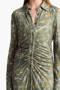 Eleganz Und Komfort: Das Bezaubernde Claudia Kleid Von Altuzarra-In Der Welt Der Mode Gibt Es Kleidungsstücke, Die Nicht Nur Durch Ihr Design Bestechen, Sondern Auch Durch Ihren Komfort. Eines Dieser Zauberhaften Stücke Ist Das Claudia Kleid Von Altuzarra. Dieses Kleid Vereint Eleganz Und Gemütlichkeit Auf Harmonische Weise Und Lässt Die Herzen Modebewusster Frauen Höherschlagen. In Diesem Artikel Werfen Wir Einen Genaueren Blick Auf Die Einzigartigen Merkmale Dieses Kleides Und Erkunden, Warum Es Ein Absolutes Must-Have Für Jede Stilbewusste Garderobe Ist.

Eleganz Trifft Gemütlichkeit: Das Claudia Kleid Verzaubert

Das Claudia Kleid Ist Ein Wahres Meisterwerk Der Designer-Kunst. Mit Seinen Fließenden Linien Und Dem Hochwertigen Material Strahlt Es Eine Zeitlose Eleganz Aus, Die In Jeder Situation Überzeugt. Ob Im Büro, Bei Einem Abendessen Oder Auf Einer Festlichen Veranstaltung – Dieses Kleid Lässt Sich Mühelos An Jeden Anlass Anpassen. Die Sanften Farben Und Feinen Details Verleihen Dem Kleid Eine Feminine Note, Die Das Selbstbewusstsein Jeder Trägerin Stärkt.

Doch Eleganz Allein Ist Nicht Alles! Das Claudia Kleid Ist Auch Für Seinen Unvergleichlichen Komfort Bekannt. Die Lockere Passform Und Die Atmungsaktiven Stoffe Sorgen Dafür, Dass Sich Jede Frau In Ihrem Kleid Wohlfühlt – Ganz Gleich, Wie Lange Der Tag Dauert. Kein Zwickendes Material Oder Enge Nähte, Sondern Ein Gefühl Von Freiheit Und Leichtigkeit, Das Den Ganzen Tag Anhält. So Wird Das Claudia Kleid Schnell Zum Lieblingsstück Im Kleiderschrank.

Darüber Hinaus Setzt Altuzarra Auf Nachhaltigkeit Und Ethische Produktionsstandards. Das Claudia Kleid Ist Nicht Nur Schön Und Bequem, Sondern Auch Verantwortungsbewusst Hergestellt. Mit Jedem Kauf Unterstützt Man Ein Label, Das Wert Auf Qualität Und Umweltschutz Legt. So Können Modebewusste Frauen Nicht Nur Gut Aussehen, Sondern Sich Auch Gut Fühlen, Wenn Sie Dieses Bezaubernde Kleid Tragen.

Stilvoll Und Bequem: Entdecke Das Must-Have Von Altuzarra!

Wenn Du Auf Der Suche Nach Einem Kleid Bist, Das Sowohl Stilvoll Als Auch Bequem Ist, Dann Ist Das Claudia Kleid Von Altuzarra Genau Das Richtige Für Dich! Es Bietet Die Perfekte Balance Zwischen Chic Und Lässigkeit, Sodass Du Dich Jederzeit Und Überall Gut Gekleidet Fühlst. Die Raffinierte Silhouette Schmeichelt Jeder Figur Und Lässt Sich Vielseitig Kombinieren. Egal, Ob Du Es Mit Schlichten Sneakers Oder Eleganten High Heels Trägst, Das Kleid Passt Sich Deinem Persönlichen Stil An.

Ein Weiteres Highlight Des Claudia Kleides Ist Die Liebe Zum Detail. Altuzarra Hat Es Sich Zur Aufgabe Gemacht, Jedes Stück Einzigartig Zu Gestalten, Und Das Merkt Man. Besondere Akzente Wie Kunstvolle Stickereien Oder Raffinierte Schnitte Verleihen Dem Kleid Einen Besonderen Charme. Diese Details Machen Das Kleid Zu Einem Echten Blickfang, Der Alle Blicke Auf Sich Zieht Und Komplimente Geradezu Herausfordert.

Die Pflege Des Kleides Ist Ebenso Unkompliziert Wie Sein Tragekomfort. Mit Der Richtigen Handwäsche Und Gelegentlichem Bügeln Bleibt Das Claudia Kleid Immer In Topform Und Bereit Für Neue Abenteuer. Dies Macht Es Zum Idealen Begleiter Für Jede Saison Und Jeden Anlass. Wenn Du Eleganz Und Komfort In Einem Kleid Suchst, Ist Das Claudia Kleid Von Altuzarra Definitiv Ein Must-Have, Das Du Dir Nicht Entgehen Lassen Solltest.

Zusammenfassend Lässt Sich Sagen, Dass Das Claudia Kleid Von Altuzarra Nicht Nur Ein Modisches Highlight, Sondern Auch Eine Wohlfühloase Ist. Es Vereint Eleganz Und Komfort Auf Eine Artvolle Weise Und Ist Damit Der Perfekte Begleiter Für Alle Lebenslagen. Wenn Du Auf Der Suche Nach Einem Kleid Bist, Das Dich Sowohl Stilvoll Als Auch Bequem Durch Den Alltag Bringt, Dann Solltest Du Das Bezaubernde Claudia Kleid Auf Jeden Fall In Betracht Ziehen. Gönn Dir Die Eleganz, Die Du Verdienst, Und Erlebe Den Zauberhaften Komfort – Mit Altuzarra An Deiner Seite!