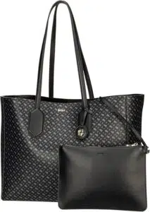Eleganz Trifft Alltag: Der Boss Liriel Shopper In Schwarz-In Der Heutigen Welt, In Der Stil Und Funktionalität Hand In Hand Gehen, Ist Der Boss Liriel Shopper In Schwarz Die Perfekte Lösung Für Modebewusste Frauen, Die Eleganz Und Alltagstauglichkeit Miteinander Verbinden Möchten. Dieses Exquisite Accessoire Ist Nicht Nur Ein Hingucker, Sondern Auch Ein Praktischer Begleiter, Der Sie Durch Den Tag Trägt – Von Der Arbeit Bis Zum Abendessen. Lassen Sie Uns Einen Blick Auf Die Wunderbaren Eigenschaften Dieses Shopper Werfen, Der Ihr Leben Bereichern Wird.

Stilvoll Durch Den Alltag: Der Boss Liriel Shopper In Schwarz

Der Boss Liriel Shopper In Schwarz Ist Mehr Als Nur Eine Tasche – Er Ist Ein Statement. Mit Seinem Zeitlosen Design Und Der Hochwertigen Verarbeitung Zieht Er Alle Blicke Auf Sich. Die Klaren Linien Und Das Schlichte, Elegante Erscheinungsbild Machen Ihn Zur Idealen Wahl Für Jeden Anlass. Egal, Ob Sie Im Büro Sind Oder Ein Treffen Mit Freunden Haben, Der Shopper Fügt Sich Nahtlos In Ihr Outfit Ein Und Verleiht Ihnen Einen Hauch Von Raffinesse.

Ein Weiterer Großer Vorteil Des Liriel Shoppers Ist Seine Funktionalität. Mit Großzügigem Stauraum Bietet Er Ausreichend Platz Für All Ihre Täglichen Essentials – Vom Laptop Über Bücher Bis Hin Zu Kosmetikartikeln. Die Praktische Innenaufteilung Sorgt Dafür, Dass Alles Seinen Platz Hat Und Leicht Zugänglich Ist. So Wird Der Alltag Nicht Nur Stilvoll, Sondern Auch Stressfrei.

Und Die Farbe Schwarz? Sie Ist Der Inbegriff Von Eleganz Und Vielseitigkeit. Schwarz Lässt Sich Mühelos Mit Jeder Farbpalette Und Jedem Stil Kombinieren. Ob Lässig Oder Chic, Der Boss Liriel Shopper Ergänzt Jeden Look Perfekt. So Haben Sie Die Freiheit, Ihrer Kreativität Ausdruck Zu Verleihen Und Dabei Stets Classy Zu Bleiben.

Elegante Begleiterin: So Strahlt Der Liriel Shopper!

Die Eleganz Des Boss Liriel Shoppers Zeigt Sich Nicht Nur In Seinem Design, Sondern Auch In Den Feinen Details. Die Sorgfältige Auswahl Der Materialien Und Die Edlen Akzente Machen Diese Tasche Zu Einem Echten Kunstwerk. Der Shopper Besticht Durch Seine Sanfte Haptik Und Die Glänzenden Metalldetails, Die Den Look Abrunden Und Ihm Einen Luxuriösen Touch Verleihen. Jedes Mal, Wenn Sie Ihn In Der Hand Halten, Fühlen Sie Sich Wie Die Königin Der Straße.

Ein Weiterer Aspekt, Der Den Liriel Shopper So Besonders Macht, Ist Seine Vielseitigkeit. Er Kann Sowohl Im Alltag Als Auch Zu Besonderen Anlässen Getragen Werden. Ob Bei Einem Geschäftlichen Meeting Oder Einem Romantischen Abendessen – Die Anziehungskraft Des Shoppers Bleibt Bestehen. Sie Werden Überrascht Sein, Wie Oft Sie Die Frage Hören: „Woher Hast Du Diese Tolle Tasche?“

Und Nicht Zu Vergessen: Der Liriel Shopper Ist Nicht Nur Schön, Sondern Auch Umweltbewusst. Boss Setzt Auf Nachhaltige Materialien Und Verantwortungsvolle Produktionsprozesse. Das Bedeutet, Dass Sie Nicht Nur Gut Aussehen, Sondern Sich Auch Gut Fühlen Können, Wenn Sie Diese Tasche Tragen. Eleganz Und Verantwortung Gehen Hier Hand In Hand!

Der Boss Liriel Shopper In Schwarz Ist Der Perfekte Begleiter Für All Jene, Die Stil Und Funktionalität Schätzen. Mit Seinem Eleganten Design Und Der Praktischen Handhabung Wird Er Schnell Zu Einem Unverzichtbaren Teil Ihres Alltags. Seine Vielseitigkeit Und Die Umweltbewusste Herstellung Machen Ihn Zusätzlich Zu Einem Tollen Fashion-Statement. Investieren Sie In Den Liriel Shopper Und Genießen Sie Die Komplimente, Die Ihnen Überall Begegnen Werden – Denn Eleganz Trifft Alltag In Perfekter Harmonie!