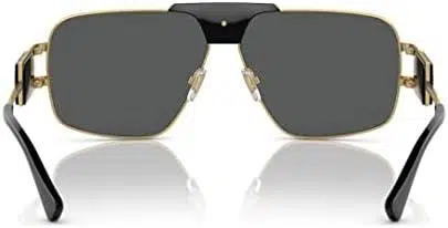 Stilvolles Sommeroutfit Mit Auffälliger Designerbrille