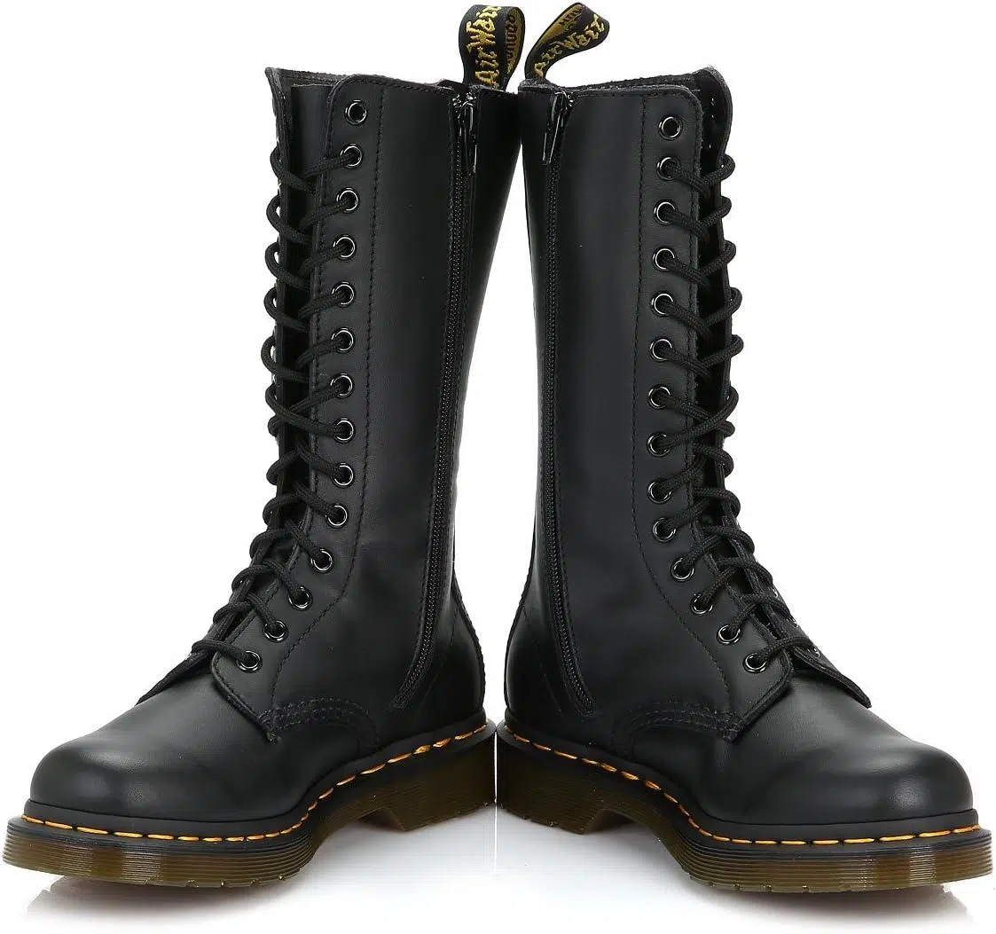 Dr. Martens Vonda Combat Boots Im Tageslicht Mit Jeans Kombiniert
