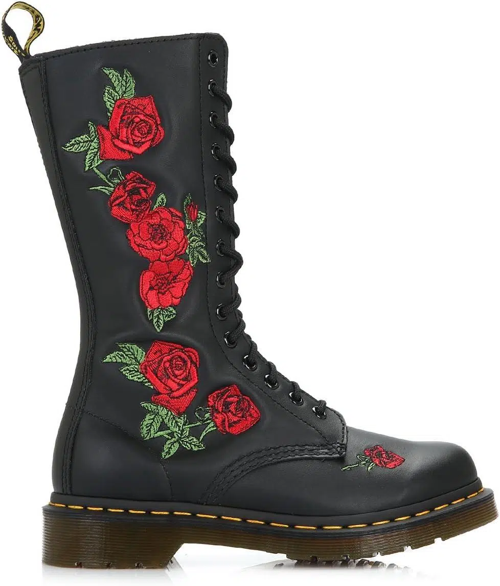 Dr. Martens Stiefel Mit Blumenstickerei Im Detail Auf Einem Holzboden