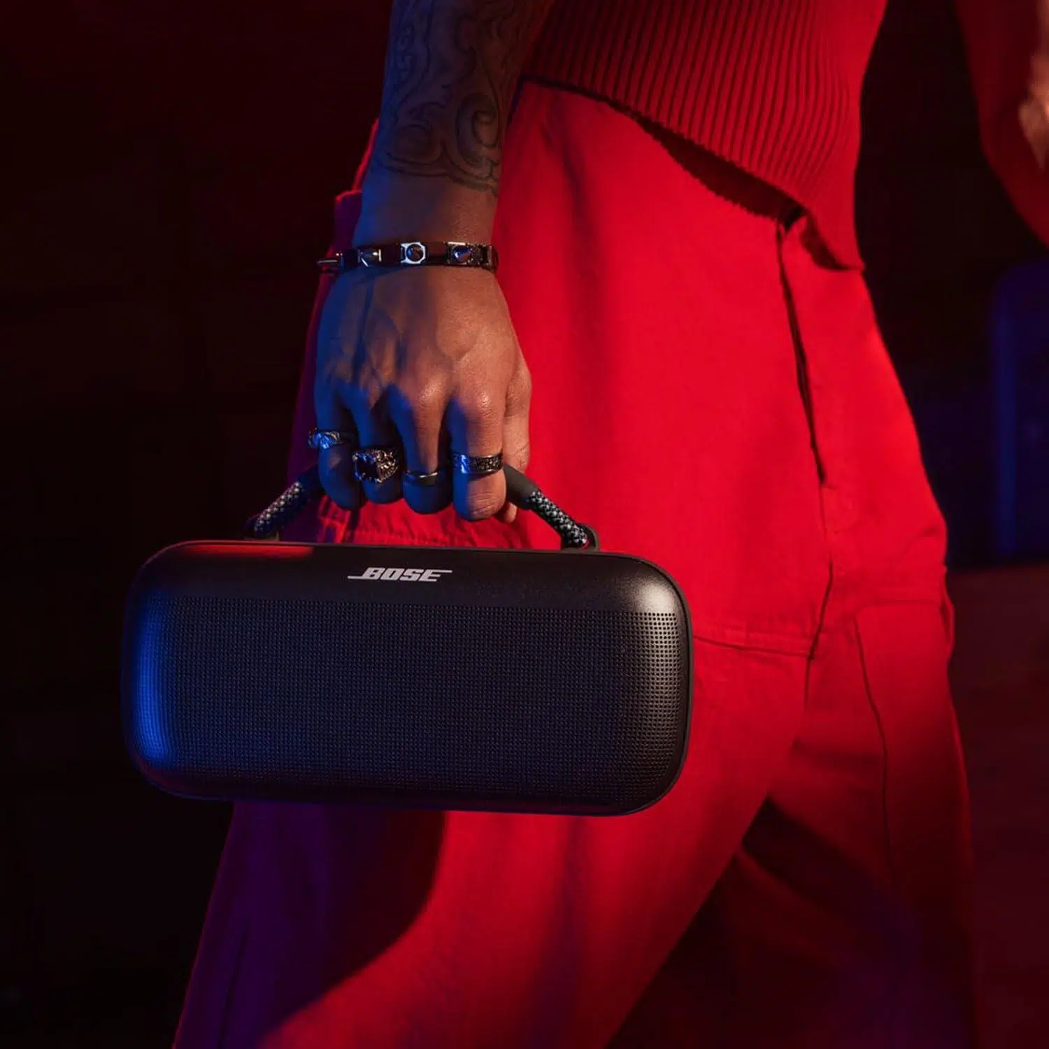 Bose Soundlink Max Bluetooth-Lautsprecher Auf Einem Holztisch Im Garten
