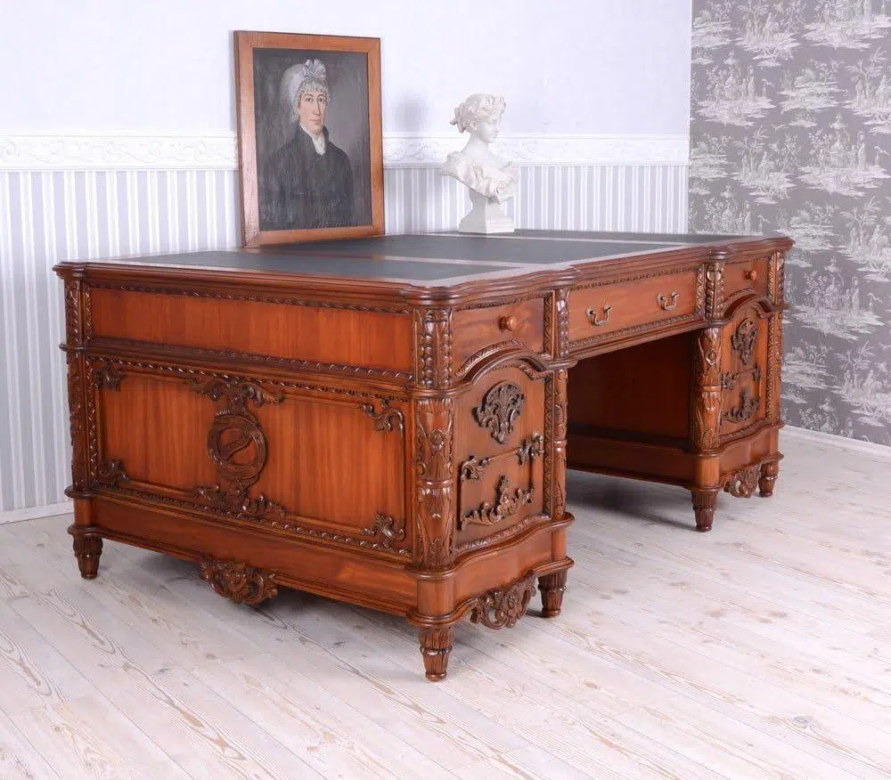 Großer Büroschreibtisch Aus Dunklem Holz In Klassischem Design