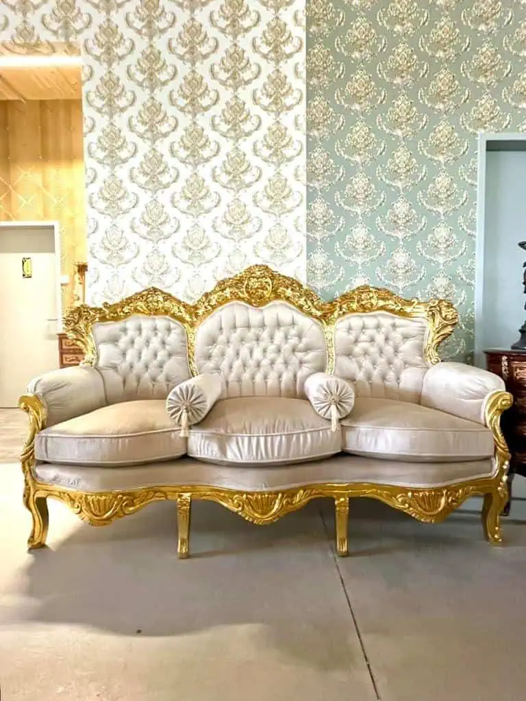 Erlebe Eleganz Neu: Das Beige Rococo Sofa Set Im Fokus-Willkommen Auf Unserem Blog, Wo Wir Die Neuesten ‌Trends In Der Innenausstattung Erkunden Und‌ Unsere Ehrliche Meinung Zu Verschiedenen Produkten Teilen. Heute⁣ Freuen Wir Uns, Ihnen Ein Ganz Besonderes Stück Vorzustellen: Die Beige ⁤Sofa Set⁢ Im Französischen Louis-Stil. Diese Retro Barock Rococo Couchgarnitur,​ Umhüllt Von Luxuriösem Beigem Velvet ⁢Und Verziert Mit Goldenen Akzenten, Ist⁢ Nicht Nur Ein Echter Blickfang, Sondern Auch Ein‌ Komfortwunder, Das Sich Sowohl In Einem Eleganten Wohnraum Als Auch In Einer Stilvollen ⁣Hotellobby⁣ Wunderbar ⁤Einfügt.

Wir Haben​ Die Gelegenheit⁢ Gehabt, Dieses Exquisite Sofa Set Aus Nächster Nähe Zu Erleben Und Sind Begeistert Von Der Liebevollen Handwerkskunst Und Der Hochwertigen Verarbeitung, Die In ​Jedes​ Einzelteil Geflossen Sind. Mit Einem 3-Sitzer, Zwei Einzeln Stehenden Stühlen Und Einem Eleganten Marmortisch Verspricht Diese Garnitur Nicht Nur Funktionalität,​ Sondern Auch Eine Atmosphäre, Die Geschichte Und Stil Vereint.⁣

In Unserem Heutigen Beitrag‍ Möchten Wir Ihnen Unsere‍ Eindrücke Und Erfahrungen Mit Diesem Einzigartigen Möbelstück Näherbringen. Lassen Sie Uns⁢ Gemeinsam In⁢ Die Welt Des Französischen Barockstils Eintauchen Und Entdecken, Was Dieses Sofa Set So Besonders Macht – Für Ihr Zuhause Oder Ihre Geschäftsbereiche!

Überblick Über Unser Neues ‍Sofa-Set Im Französischen Louis-Stil

Wir Freuen Uns, Ihnen Unsere Neueste ⁤Sofagarnitur Im Eleganten Barockstil Vorzustellen,⁢ Die Jedem Raum Einen Hauch Von⁣ Luxus Verleiht.die Kombination ⁤Aus Beigem Veloursstoff Und Feinem Goldfinish Bringt Nicht​ Nur Ästhetik, Sondern Auch Stabilität Und Komfort.handgefertigt Aus Massivem ‌Buchenholz, Zeichnet‍ Sich Jedes ‌Teil Durch Seine Eigene, Sorgfältige Gestaltung Aus. Die Stilvollen Linien Und ​Details⁤ Dieser Möbel Passen Sowohl Hervorragend In Klassisch Gestaltete Wohnräume Als Auch In Charmante Hotellobbys. Mit Einer 3Er-Sitzbank, Zwei Armlehnsesseln Sowie ​Einem Schicken ‌Kaffeetisch Bietet Das Set Alles, Was Man Für Einen Gemütlichen ⁣Und ​Gleichzeitig Eleganten Empfang Benötigt.

Die Maße Der Einzelnen Teile Sind ⁤Genauestens‍ Durchdacht, Um Sowohl Funktionalität Als Auch Stil Zu Gewährleisten. Hier Sind⁣ Die Wichtigsten Abmessungen Im ‍Überblick:

Typ	Höhe ‌(Cm)	Breite (Cm)	Tiefe (Cm)
3-Sitzer	130	210	82
Sessel	120	90	70
Kaffeetisch	48	80	80

Wir Schätzen Die Handwerkskunst, Die In Jedes Einzelne Stück Fließt, ‌Wodurch Es Zu Einem Unikat Wird, Während Der Retrobarockstil⁤ Es‍ Ermöglicht, Nostalgische Eleganz Zu Genießen. Entdecken Sie,Wie Diese Sofagarnitur Ihr Zuhause Oder Ihre Einrichtung Aufwerten Kann. Für Mehr Informationen Und Um Das Set Zu Erwerben, Klicken Sie Auf Den Folgenden Link: Jetzt Kaufen!

Besondere Merkmale Unseres Barock-Rococo-Sofas Im ‌Detail

In Unserer Eleganten Sofagarnitur Vereinen Sich Klassik Und Luxus Auf‍ Eindrucksvolle Weise. Gefertigt Aus Hochwertigem,‍ Massivem Buchenholz, Bietet Dieser Möbelklassiker Nicht Nur Stabilität, Sondern Auch Eine Zeitlose Ästhetik, Die⁢ Jeden Raum‌ Aufwertet. Die Beige Veloursbezug Verleiht Dem Sofa Einen Hauch ‍Von Eleganz, Während Die Vergoldeten Akzente Einen Luxuriösen Glanz Hinzufügen.handgearbeitet​ Mit Größter Liebe Zum Detail, Spiegelt Jedes Stück Den Charme Vergangener Zeiten Wider Und ‌Sorgt Für Ein Einzigartiges Wohnambiente. Zudem Haben Wir Darauf Geachtet, Dass Die Sofagarnitur Sowohl Für Wohnräume Als Auch ⁣Für Hotellobbys Hervorragend⁤ Geeignet Ist.

Die Durchdachten Maße Unserer Sofagarnitur Gewährleisten Nicht Nur‍ Komfort,⁢ Sondern Auch Flexibilität In Der Raumgestaltung. ⁣Die Drei-Sitzer-Bank Misst 130H X 210W ‌X 82D Cm, Während Die Sessel Und Der⁤ Café-Tisch Ebenfalls Optimal Aufeinander⁢ Abgestimmt Sind, Um Ein Harmonisches Gesamtbild Zu Schaffen. Die Kombination Aus Handgefertigter Möbelkunst Und Dem‌ Robusten Material Garantiert, Dass Jedes Möbelstück Nicht Nur Optisch, Sondern Auch Funktional Überzeugt. Unsere Sofagarnitur Ist Nicht Nur Ein Möbelstück, Sondern Ein‍ Kunstwerk, Das Geschichten Erzählt Und Erinnerungen Schafft.

Jetzt⁢ Entdecken Und Stilvolles Wohnen Genießen!

Unsere Erfahrungen Mit Der Verarbeitung Und Dem Komfort‌ Des Sofas

Die Verarbeitung Der Sofagarnitur Beeindruckt⁣ Uns Durch Ihre Handgefertigte Handwerkskunst.jedes Stück Wird ⁢Mit Einem Hohen Maß An Sorgfalt Und Detailverliebtheit Gefertigt,Was Sich Deutlich In Der Qualität Des Materials Widerspiegelt. Der Solide Buchenholzrahmen Sorgt Für Stabilität​ Und Langlebigkeit. Zudem Ist Das‍ Sofa Bequem ​Gepolstert Mit Einem Hochwertigen, Beigen Veloursstoff, Der Nicht Nur Stilvoll Aussieht, Sondern Auch Ein Angenehmes Sitzgefühl Bietet. Das Elegante ⁢ Goldene Finish Verleiht Dem Set Einen Hauch Von Luxus Und Macht⁤ Es Zu ‍Einem Echten Blickfang In Jedem Raum.

Was Den Komfort Betrifft,Können Wir​ Sagen,Dass Das ⁢Sofa Sowohl Für ‌Entspannte Abende Als Auch Für​ Gesellige Runden Hervorragend Geeignet Ist. Die Maße Der Sitzmöbel Bieten Ausreichend Platz, Sodass Wir Uns Auch Längere Zeit Gemütlich ​Niederlassen ⁤Können.‌ Die Armlehnen ​Und Die Rückenlehne Sind Ideal Platziert Und Unterstützen Eine ‍Ergonomische Haltung.darüber​ Hinaus Finden Wir Die Aufwendig Gestalteten Details Am Möbelstück ​Sehr Ansprechend, Da Sie Dem Klassisch Barocken Stil Treu Bleiben.

Kategorie	Bewertung
Verarbeitung	⭐️⭐️⭐️⭐️⭐️
Komfort	⭐️⭐️⭐️⭐️

Jetzt ‍Kaufen!

Empfehlungen Für Den Idealen Einsatz In Unserem Wohn-⁤ Und Hotelambiente

Bei Der Gestaltung Unserer Wohnräume ‌Oder Hotelambiente Sind Akzente Entscheidend, Und Genau ‌Hier Kommt Dieses Stilvolle​ Sofa Set Ins Spiel. Das Klassische Design Im Französischen Louis Xvi-Stil Strahlt Eleganz Aus Und Eignet Sich Hervorragend⁣ Für:​

Wohnzimmer Mit Traditionellem Dekor
Empfangsbereiche In Luxushotels
Private Lounges Oder ⁣Wartezimmer

Besonders ⁣Die Kombination Aus Hochwertigem Beige Velours‌ Und Dem Goldenen Finish⁣ Sorgt Dafür, Dass Der Raum Einladend Und⁤ Geschmackvoll Wirkt. Die Handwerkskunst Jedes Einzelnen Stückes ⁤Unterstreicht Den Einzigartigen Charakter, Der Sowohl In Modernen Als Auch In Klassischen Settings ⁢Überraschend Gut ‌Zur‌ Geltung Kommt.

Die ⁢Funktionalität Ist Ebenso Wichtig Wie Das Design.‌ Mit Einem 3-Sitzer, Zwei Sesseln Und⁢ Einem Eleganten Café-Tisch⁢ Bietet Das Set Nicht Nur Stilvollen Komfort, ⁣Sondern Auch Die Perfekte Lösung Für‌ Gesellige Zusammenkünfte. Die Robusten ‍Maße ​Der Sofas Und Tische Sind‍ Ideal Für:

Gesellige Abende Im ⁤Häuslichen Rahmen
Meetings In Einem Hotelkontext
Veranstaltungen Und ‍Empfänge

Lassen Sie Sich Inspirieren Und Gestalten Sie Ihre⁣ Räume Mit ‍Einem Hauch Von Barock, In Dem Sowohl Stil ​Als Auch Funktionalität‌ Perfekt Harmonieren. Wir⁣ Sind Überzeugt, Dass ‌Dieses Set Ein Highlight In Jedem⁣ Ambiente Wird. Jetzt Entdecken! Hier Klicken!

Customer Reviews Analysis

Kundenbewertungen ⁢Analyze

In Unserer Vertiefenden Analyse ⁣Der Kundenbewertungen Für Das 