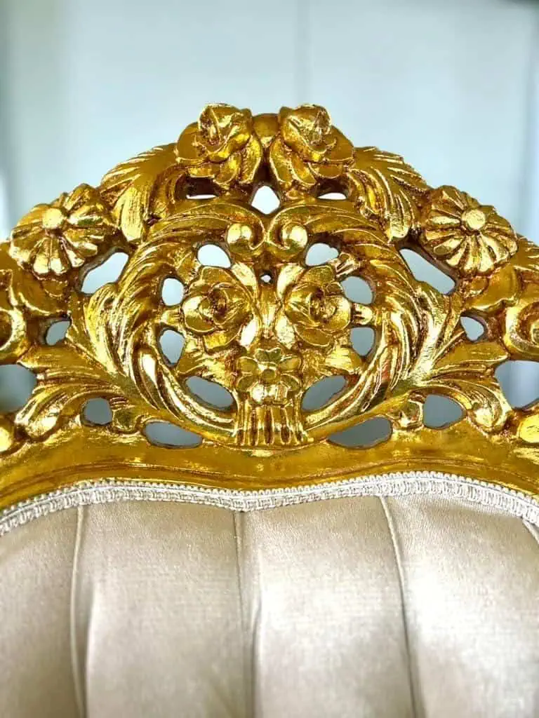 Stilvolle Sofagarnitur Mit Marmortisch In Einem Hellen Wohnzimmer Mit Stuckdecke