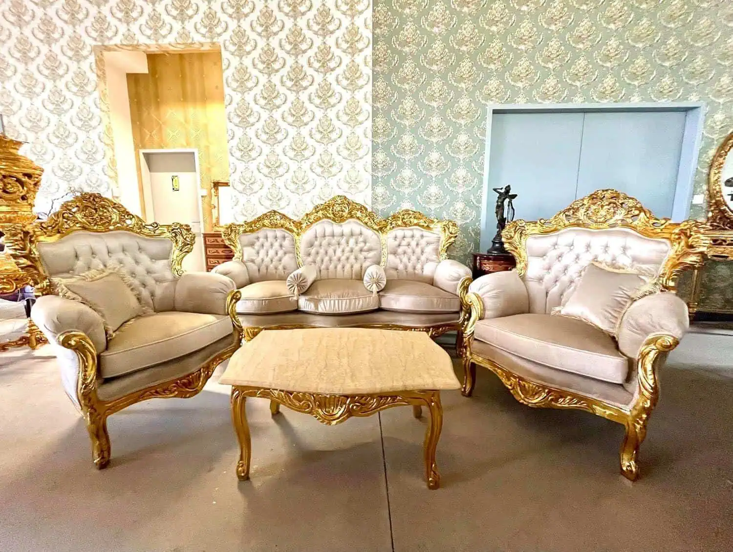 Erlebe Eleganz Neu: Das Beige Rococo Sofa Set Im Fokus-Willkommen Auf Unserem Blog, Wo Wir Die Neuesten ‌Trends In Der Innenausstattung Erkunden Und‌ Unsere Ehrliche Meinung Zu Verschiedenen Produkten Teilen. Heute⁣ Freuen Wir Uns, Ihnen Ein Ganz Besonderes Stück Vorzustellen: Die Beige ⁤Sofa Set⁢ Im Französischen Louis-Stil. Diese Retro Barock Rococo Couchgarnitur,​ Umhüllt Von Luxuriösem Beigem Velvet ⁢Und Verziert Mit Goldenen Akzenten, Ist⁢ Nicht Nur Ein Echter Blickfang, Sondern Auch Ein‌ Komfortwunder, Das Sich Sowohl In Einem Eleganten Wohnraum Als Auch In Einer Stilvollen ⁣Hotellobby⁣ Wunderbar ⁤Einfügt.

Wir Haben​ Die Gelegenheit⁢ Gehabt, Dieses Exquisite Sofa Set Aus Nächster Nähe Zu Erleben Und Sind Begeistert Von Der Liebevollen Handwerkskunst Und Der Hochwertigen Verarbeitung, Die In ​Jedes​ Einzelteil Geflossen Sind. Mit Einem 3-Sitzer, Zwei Einzeln Stehenden Stühlen Und Einem Eleganten Marmortisch Verspricht Diese Garnitur Nicht Nur Funktionalität,​ Sondern Auch Eine Atmosphäre, Die Geschichte Und Stil Vereint.⁣

In Unserem Heutigen Beitrag‍ Möchten Wir Ihnen Unsere‍ Eindrücke Und Erfahrungen Mit Diesem Einzigartigen Möbelstück Näherbringen. Lassen Sie Uns⁢ Gemeinsam In⁢ Die Welt Des Französischen Barockstils Eintauchen Und Entdecken, Was Dieses Sofa Set So Besonders Macht – Für Ihr Zuhause Oder Ihre Geschäftsbereiche!

Überblick Über Unser Neues ‍Sofa-Set Im Französischen Louis-Stil

Wir Freuen Uns, Ihnen Unsere Neueste ⁤Sofagarnitur Im Eleganten Barockstil Vorzustellen,⁢ Die Jedem Raum Einen Hauch Von⁣ Luxus Verleiht.die Kombination ⁤Aus Beigem Veloursstoff Und Feinem Goldfinish Bringt Nicht​ Nur Ästhetik, Sondern Auch Stabilität Und Komfort.handgefertigt Aus Massivem ‌Buchenholz, Zeichnet‍ Sich Jedes ‌Teil Durch Seine Eigene, Sorgfältige Gestaltung Aus. Die Stilvollen Linien Und ​Details⁤ Dieser Möbel Passen Sowohl Hervorragend In Klassisch Gestaltete Wohnräume Als Auch In Charmante Hotellobbys. Mit Einer 3Er-Sitzbank, Zwei Armlehnsesseln Sowie ​Einem Schicken ‌Kaffeetisch Bietet Das Set Alles, Was Man Für Einen Gemütlichen ⁣Und ​Gleichzeitig Eleganten Empfang Benötigt.

Die Maße Der Einzelnen Teile Sind ⁤Genauestens‍ Durchdacht, Um Sowohl Funktionalität Als Auch Stil Zu Gewährleisten. Hier Sind⁣ Die Wichtigsten Abmessungen Im ‍Überblick:

Typ	Höhe ‌(Cm)	Breite (Cm)	Tiefe (Cm)
3-Sitzer	130	210	82
Sessel	120	90	70
Kaffeetisch	48	80	80

Wir Schätzen Die Handwerkskunst, Die In Jedes Einzelne Stück Fließt, ‌Wodurch Es Zu Einem Unikat Wird, Während Der Retrobarockstil⁤ Es‍ Ermöglicht, Nostalgische Eleganz Zu Genießen. Entdecken Sie,Wie Diese Sofagarnitur Ihr Zuhause Oder Ihre Einrichtung Aufwerten Kann. Für Mehr Informationen Und Um Das Set Zu Erwerben, Klicken Sie Auf Den Folgenden Link: Jetzt Kaufen!

Besondere Merkmale Unseres Barock-Rococo-Sofas Im ‌Detail

In Unserer Eleganten Sofagarnitur Vereinen Sich Klassik Und Luxus Auf‍ Eindrucksvolle Weise. Gefertigt Aus Hochwertigem,‍ Massivem Buchenholz, Bietet Dieser Möbelklassiker Nicht Nur Stabilität, Sondern Auch Eine Zeitlose Ästhetik, Die⁢ Jeden Raum‌ Aufwertet. Die Beige Veloursbezug Verleiht Dem Sofa Einen Hauch ‍Von Eleganz, Während Die Vergoldeten Akzente Einen Luxuriösen Glanz Hinzufügen.handgearbeitet​ Mit Größter Liebe Zum Detail, Spiegelt Jedes Stück Den Charme Vergangener Zeiten Wider Und ‌Sorgt Für Ein Einzigartiges Wohnambiente. Zudem Haben Wir Darauf Geachtet, Dass Die Sofagarnitur Sowohl Für Wohnräume Als Auch ⁣Für Hotellobbys Hervorragend⁤ Geeignet Ist.

Die Durchdachten Maße Unserer Sofagarnitur Gewährleisten Nicht Nur‍ Komfort,⁢ Sondern Auch Flexibilität In Der Raumgestaltung. ⁣Die Drei-Sitzer-Bank Misst 130H X 210W ‌X 82D Cm, Während Die Sessel Und Der⁤ Café-Tisch Ebenfalls Optimal Aufeinander⁢ Abgestimmt Sind, Um Ein Harmonisches Gesamtbild Zu Schaffen. Die Kombination Aus Handgefertigter Möbelkunst Und Dem‌ Robusten Material Garantiert, Dass Jedes Möbelstück Nicht Nur Optisch, Sondern Auch Funktional Überzeugt. Unsere Sofagarnitur Ist Nicht Nur Ein Möbelstück, Sondern Ein‍ Kunstwerk, Das Geschichten Erzählt Und Erinnerungen Schafft.

Jetzt⁢ Entdecken Und Stilvolles Wohnen Genießen!

Unsere Erfahrungen Mit Der Verarbeitung Und Dem Komfort‌ Des Sofas

Die Verarbeitung Der Sofagarnitur Beeindruckt⁣ Uns Durch Ihre Handgefertigte Handwerkskunst.jedes Stück Wird ⁢Mit Einem Hohen Maß An Sorgfalt Und Detailverliebtheit Gefertigt,Was Sich Deutlich In Der Qualität Des Materials Widerspiegelt. Der Solide Buchenholzrahmen Sorgt Für Stabilität​ Und Langlebigkeit. Zudem Ist Das‍ Sofa Bequem ​Gepolstert Mit Einem Hochwertigen, Beigen Veloursstoff, Der Nicht Nur Stilvoll Aussieht, Sondern Auch Ein Angenehmes Sitzgefühl Bietet. Das Elegante ⁢ Goldene Finish Verleiht Dem Set Einen Hauch Von Luxus Und Macht⁤ Es Zu ‍Einem Echten Blickfang In Jedem Raum.

Was Den Komfort Betrifft,Können Wir​ Sagen,Dass Das ⁢Sofa Sowohl Für ‌Entspannte Abende Als Auch Für​ Gesellige Runden Hervorragend Geeignet Ist. Die Maße Der Sitzmöbel Bieten Ausreichend Platz, Sodass Wir Uns Auch Längere Zeit Gemütlich ​Niederlassen ⁤Können.‌ Die Armlehnen ​Und Die Rückenlehne Sind Ideal Platziert Und Unterstützen Eine ‍Ergonomische Haltung.darüber​ Hinaus Finden Wir Die Aufwendig Gestalteten Details Am Möbelstück ​Sehr Ansprechend, Da Sie Dem Klassisch Barocken Stil Treu Bleiben.

Kategorie	Bewertung
Verarbeitung	⭐️⭐️⭐️⭐️⭐️
Komfort	⭐️⭐️⭐️⭐️

Jetzt ‍Kaufen!

Empfehlungen Für Den Idealen Einsatz In Unserem Wohn-⁤ Und Hotelambiente

Bei Der Gestaltung Unserer Wohnräume ‌Oder Hotelambiente Sind Akzente Entscheidend, Und Genau ‌Hier Kommt Dieses Stilvolle​ Sofa Set Ins Spiel. Das Klassische Design Im Französischen Louis Xvi-Stil Strahlt Eleganz Aus Und Eignet Sich Hervorragend⁣ Für:​

Wohnzimmer Mit Traditionellem Dekor
Empfangsbereiche In Luxushotels
Private Lounges Oder ⁣Wartezimmer

Besonders ⁣Die Kombination Aus Hochwertigem Beige Velours‌ Und Dem Goldenen Finish⁣ Sorgt Dafür, Dass Der Raum Einladend Und⁤ Geschmackvoll Wirkt. Die Handwerkskunst Jedes Einzelnen Stückes ⁤Unterstreicht Den Einzigartigen Charakter, Der Sowohl In Modernen Als Auch In Klassischen Settings ⁢Überraschend Gut ‌Zur‌ Geltung Kommt.

Die ⁢Funktionalität Ist Ebenso Wichtig Wie Das Design.‌ Mit Einem 3-Sitzer, Zwei Sesseln Und⁢ Einem Eleganten Café-Tisch⁢ Bietet Das Set Nicht Nur Stilvollen Komfort, ⁣Sondern Auch Die Perfekte Lösung Für‌ Gesellige Zusammenkünfte. Die Robusten ‍Maße ​Der Sofas Und Tische Sind‍ Ideal Für:

Gesellige Abende Im ⁤Häuslichen Rahmen
Meetings In Einem Hotelkontext
Veranstaltungen Und ‍Empfänge

Lassen Sie Sich Inspirieren Und Gestalten Sie Ihre⁣ Räume Mit ‍Einem Hauch Von Barock, In Dem Sowohl Stil ​Als Auch Funktionalität‌ Perfekt Harmonieren. Wir⁣ Sind Überzeugt, Dass ‌Dieses Set Ein Highlight In Jedem⁣ Ambiente Wird. Jetzt Entdecken! Hier Klicken!

Customer Reviews Analysis

Kundenbewertungen ⁢Analyze

In Unserer Vertiefenden Analyse ⁣Der Kundenbewertungen Für Das 
