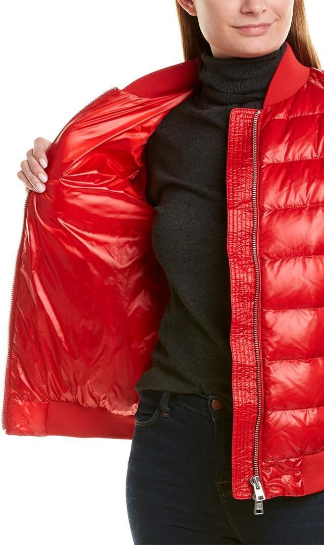 Casual Winteroutfit Mit Roter Jacke, Jeans Und Schal Kombiniert