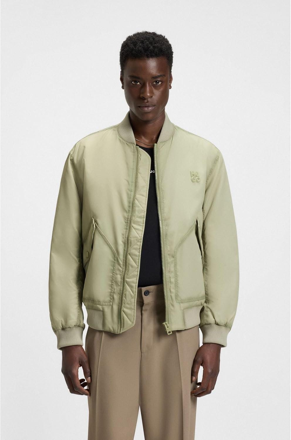 Modell mit entspanntem Gesichtsausdruck trägt leichte Übergangsjacke draußen