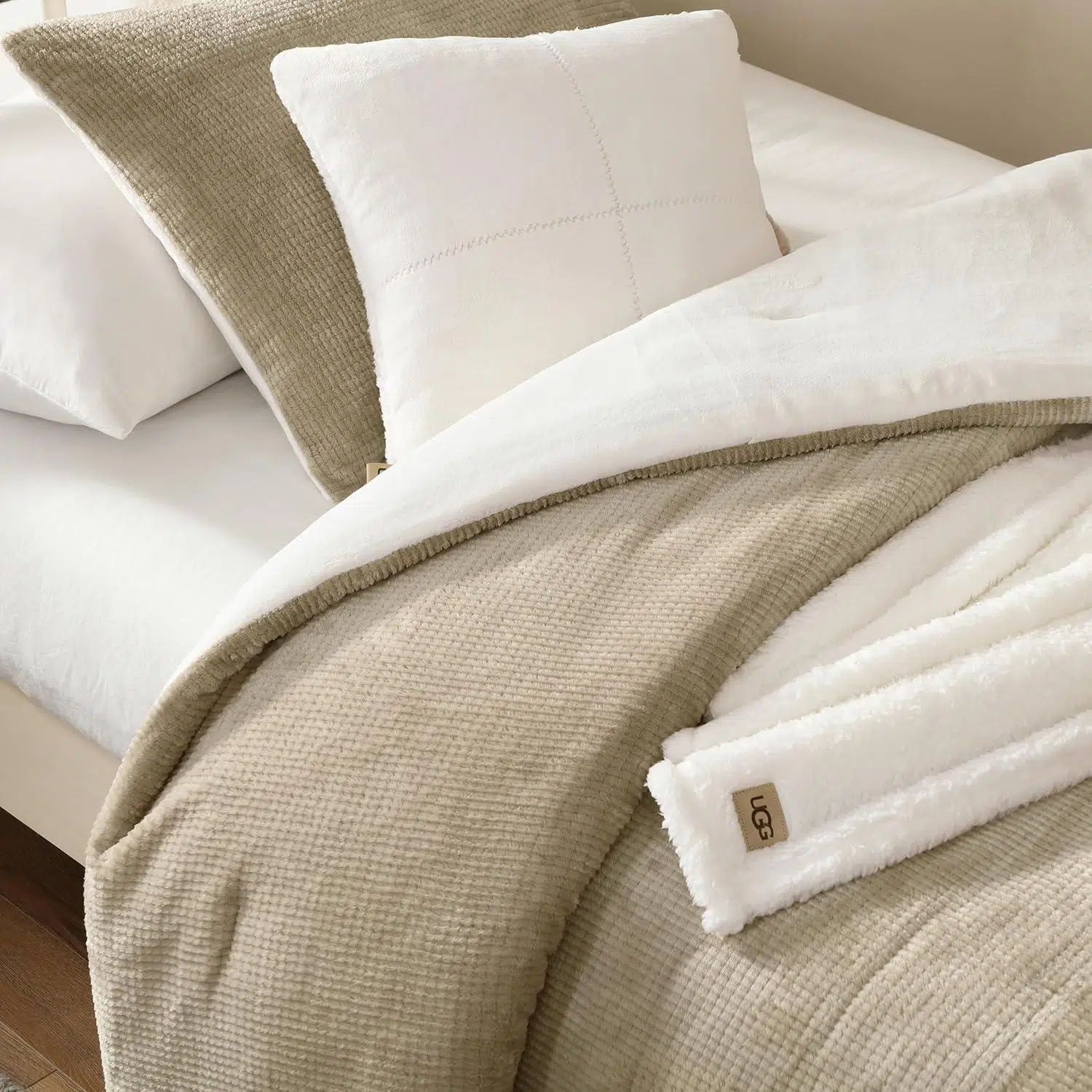 Ugg Remina Twin Xl Set Auf Einem Modernen Bett Dekoriert