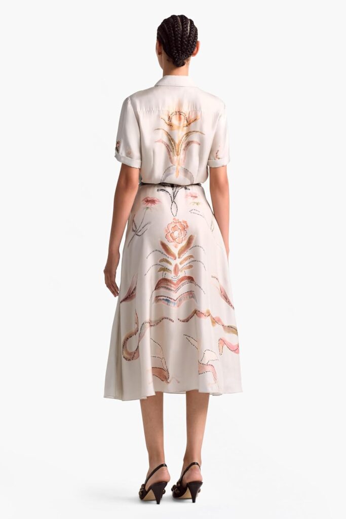 😊 Altuzarra Kiera Kleid– eine Seelenverbindung aus Seide ✨ 3 Altuzarra Kiera Kleid Mondlicht Figurativ – Detailaufnahme Spitzkragen Und Kurze Ärmel