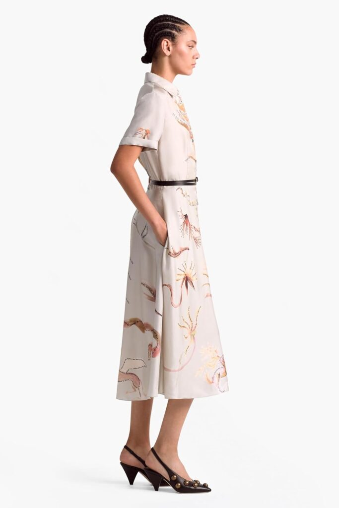 😊 Altuzarra Kiera Kleid– eine Seelenverbindung aus Seide ✨ 4 Altuzarra Kiera Kleid Mondlicht Figurativ – Seitenansicht Mit Betontem Leder-Taillengürtel