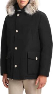 Eisiger Charme trifft urbanen Style: Unser Test zum WOOLRICH Arctic Anorak