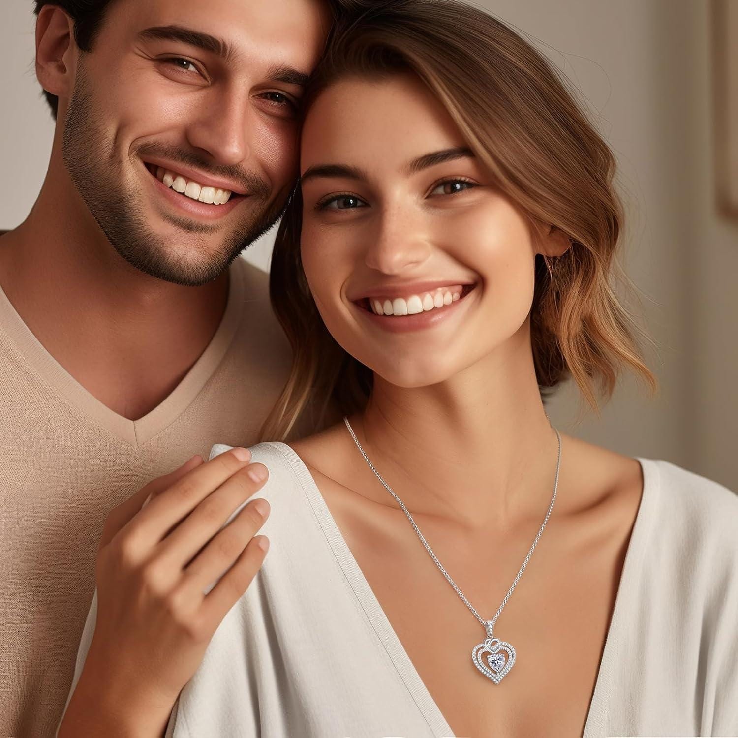 Zwei funkelnde Herzen – Symbolik der CDE Moissanite Doppel Herz Halskette