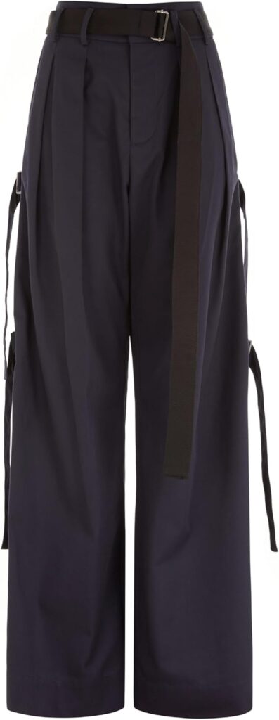 EUDON CHOI Yva Trousers – Dein stilvolles Statement 👖✨ 4 Modell Trägt Eudon Choi Yva Trousers In Reddish Brown Mit Passendem Gürtel – Seitenansicht Im Herbstlook
