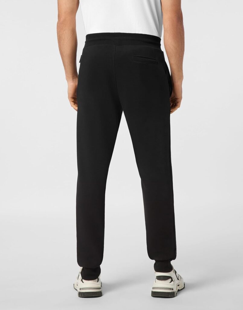 Philipp Plein Jogginghose – Luxus für deinen Streetstyle 7 Model trägt Philipp Plein Jogginghose im urbanen Streetstyle-Look