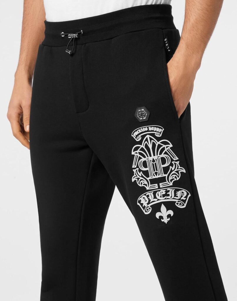 Philipp Plein Jogginghose – Luxus für deinen Streetstyle 4 Philipp Plein Logo-Aufnäher auf der Jogginghose – luxuriöser Markenstil
