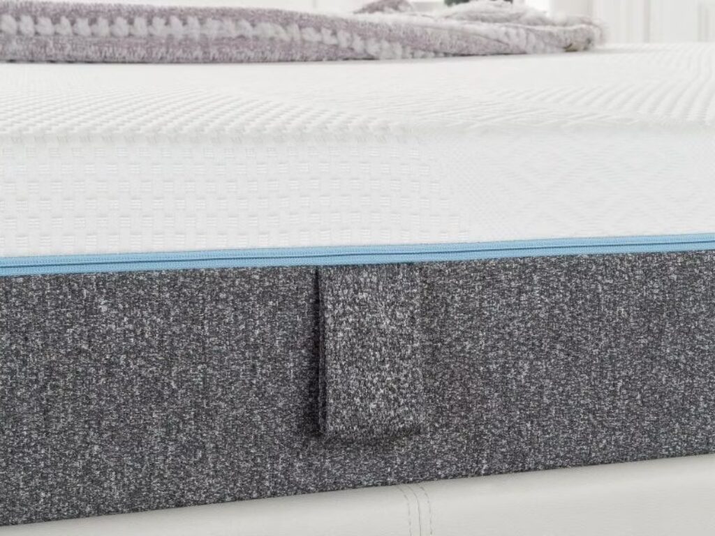 Matras met grijze stof en blauwe rits.